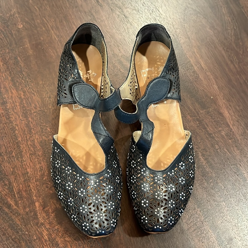 Shoes - Picture 2 of 5